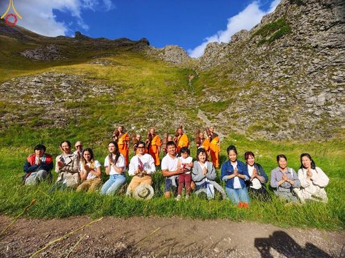 ภาพ No.148830:คณะสงฆ์และสามเณร วัดพระธรรมกายแมนเชสเตอร์  สหราชอาณาจักร จัดเดินธรรมยาตราที่ Peak District National Park , New Mills central , Upper Derwent Visitor Centre, Hope Valley วันอังคารที่ 6 สิงหาคม พ.ศ. 2567