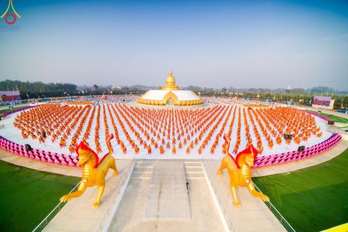 ภาพ No.201060:พิธีตักบาตรพระธรรมยาตรา ณ อนุสรณ์สถานลำดับที่ 5 สถานที่เผยแผ่วิชชาธรรมกายครั้งแรก อนุสรณ์สถานบางปลา วัดบางปลา อำเภอบางเลน จังหวัดนครปฐม ในโครงการธรรมยาตรา กตัญญูบูชา มหาปูชนียาจารย์ พระมงคลเทพมุนี(สด จนฺทสโร) พระผู้ปราบมาร อนุสรณ์สถาน 7 แห่ง ปีที่ 13