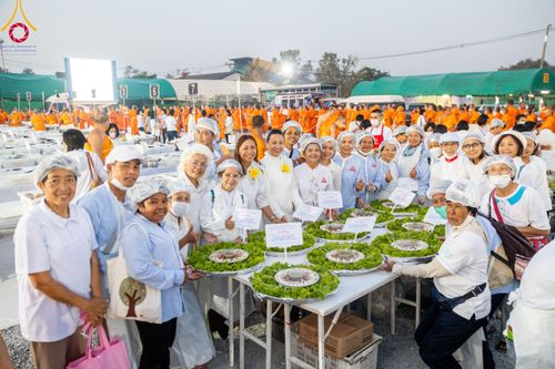 ภาพ No.109033:พิธีถวายภัตตาหารเป็นสังฆทาน แด่คณะพระธรรมยาตราฯ ในโครงการธรรมยาตรากตัญญูบูชา มหาปูชนียาจารย์ พระมงคลเทพมุนี(สด จนฺทสโร) พระผู้ปราบมาร อนุสรณ์สถาน 7 แห่ง ปีที่ 12 วันที่ 9 มกราคม พ.ศ. 2567 ณ อนุสรณ์สถานคลองบางนางแท่น  อ.สามพราน จ.นครปฐม