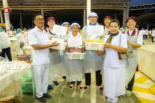 ภาพ No.204322:พิธีถวายภัตตาหารเป็นสังฆทาน แด่พระธรรมยาตรา ณ วัดพระธรรมกาย ตำบลคลองสาม อำเภอคลองหลวง จังหวัดปทุมธานี ในโครงการธรรมยาตรา กตัญญูบูชา มหาปูชนียาจารย์ พระมงคลเทพมุนี(สด จนฺทสโร) พระผู้ปราบมาร อนุสรณ์สถาน 7 แห่ง ปีที่ 13 วันที่ 31 มกราคม พ.ศ. 2568