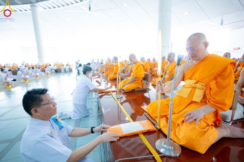 ภาพ No.205715:พิธีสวดพระพุทธมนต์ และถวายภัตตาหารเมนูสวรรค์แด่พระภิกษุ สามเณร วันจันทร์ที่ 3 กุมภาพันธ์ พ.ศ. 2568 ณ หอฉันคุณยายอาจารย์ฯ วัดพระธรรมกาย