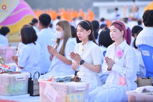 ภาพ No.110277:พิธีตักบาตรพระธรรมยาตราฯ ในโครงการธรรมยาตรากตัญญูบูชา มหาปูชนียาจารย์ พระมงคลเทพมุนี(สด จนฺทสโร) พระผู้ปราบมาร ปีที่ 12 ณ อนุสรณ์สถานลำดับที่ 2 สถานที่ตั้งมโนปณิธานบวชตลอดชีวิต อนุสรณ์สถานบางนางแท่น จ.นครปฐม วันที่ 11 มกราคม พ.ศ. 2567