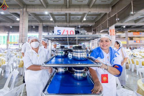 ภาพ No.219437:วันอังคารที่ 22 เมษายน พ.ศ. 2568 พิธีมอบปัจจัยช่วยเหลือครู 4 จังหวัดชายแดนภาคใต้ , พิธีกล่าวคำถวายอุปกรณ์ เพื่อเตรียมการต้อนรับคณะสงฆ์ฯ , พิธีกล่าวคำถวายภัตตาหารเป็นสังฆทาน , คณะสงฆ์ฉันภัตตาหารเพล  เนื่องในวันคุ้มครองโลก พิธีถวายมหาสังฆทานแด่คณะสงฆ์