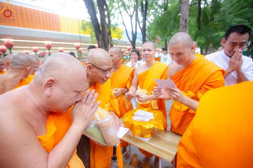 ภาพ No.145595:พิธีอธิษฐานพรรษาของคณะสงฆ์วัดพระธรรมกาย ณ อุโบสถพระไตรปิฎก วัดพระธรรมกาย วันอาทิตย์ที่ 21 กรกฎาคม พ.ศ. 2567