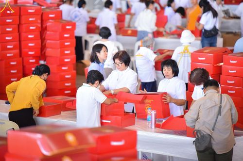 ภาพ No.212058:วันจันทร์ที่ 17 มีนาคม พ.ศ. 2568 บุญบรรจุกล่องไทยธรรม เพื่อถวายแด่พระสังฆาธิการ 40,000 กว่าวัดทั่วไทย ในวันคุ้มครองโลก 22 เมษายน พ.ศ. 2568 ณ บ้านแก้วเรือนทองคุณยายฯ วัดพระธรรมกาย