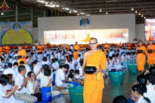 ภาพ No.149937:พิธีตักบาตร , พิธีปฎิบัติธรรม , พิธีถวายภัตตาหารเมนูสวรรค์ ในพรรษาแห่งการเข้าถึงธรรม วันธรรมชัย วันอังคารที่ 27 สิงหาคม พ.ศ.2567 ณ สภาธรรมกายสากล วัดพระธรรมกาย