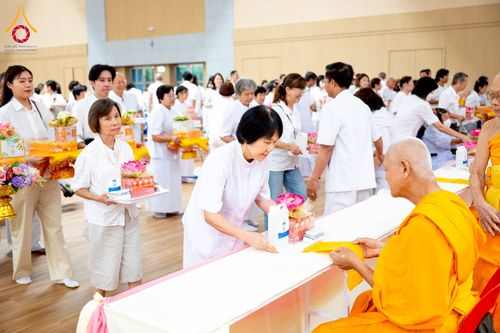 ภาพ No.239601:วันอาทิตย์ที่ 17 สิงหาคม พ.ศ. 2568 พิธีถวายคิลานเภสัช และอุปกรณ์ทางการแพทย์ แด่คณะสงฆ์ เนื่องในวันธรรมชัย ณ ห้องแก้วสารพัดนึก 2 สภาธรรมกายสากล วัดพระธรรมกาย