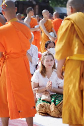 ภาพ No.58725:พิธีตักบาตรพระ ๑,๐๐๐ รูป สมโภชครบรอบ ๘๐๐ ปี พระบรมธาตุเมืองเชลียง ณ วัดพระศรีรัตนมหาธาตุ ราชวรวิหาร  (วัดพระปรางค์) ต.ศรีสัชนาลัย  อ.ศรีสัชนาลัย จ.สุโขทัย วันพฤหัสบดีที่ ๒๕ เมษายน พ.ศ. ๒๕๖๗