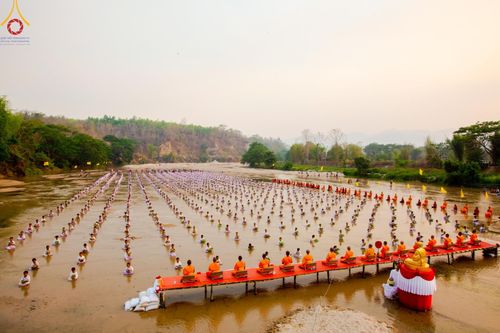 ภาพ No.63308:Photo Story  มหัศจรรย์วัดดงดินแดง Episode 1  พิธีปลงผมนาคธรรมทายาท  ในโครงการบรรพชาอุปสมบทหมู่ ฟื้นฟูพระพุทธศาสนาทั่วไทย วัดดงดินแดง ณ ลำน้ำแม่ตื่น อ.อมก๋อย จ.เชียงใหม่ วันที่ 2 เมษายน พ.ศ. 2567