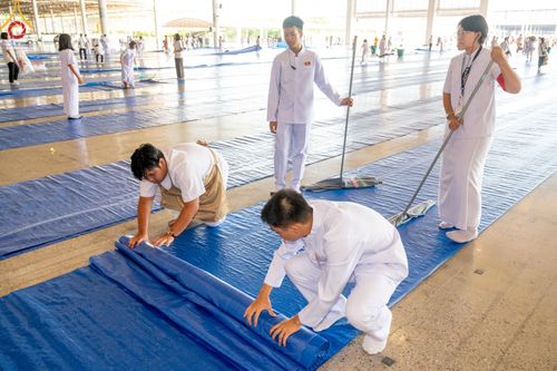 ภาพ No.143427:พิธีตักบาตร ข้าวสารอาหารแห้ง ณ บ้านแก้วเรือนทองคุณยายฯ และ พิธีบูชาข้าวพระ  ณ สภาธรรมกายสากล วัดพระธรรมกาย วันอาทิตย์ที่ 7 กรกฎาคม พ.ศ. 2567