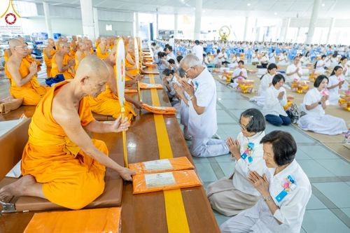 ภาพ No.177405:พิธีถวายภัตตาหารเมนูสวรรค์ และพิธีบุพเปตพลี ครั้งที่ 158 ร่วมอุทิศบุญแด่หมู่ญาติที่ล่วงลับไปแล้ว และสืบทอดอายุพระพุทธศาสนา ณ วัดพระธรรมกาย วันที่ 30 พฤศจิกายน พ.ศ.2567 (วันพระ แรม 15 ค่ำ เดือน 12)