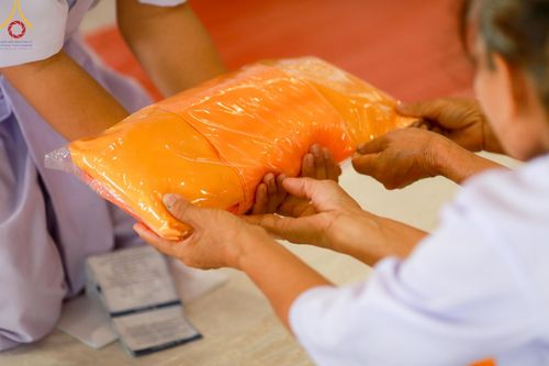 ภาพ No.133940:พิธีขอขมามอบผ้าไตร โครงการบรรพชาสามเณร ศูนย์อบรมวัดพระธรรมกาย ณ วัดพระธรรมกาย วันเสาร์ที่ 6 เมษายน พ.ศ. 2567