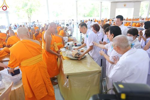 ภาพ No.162165:พิธีถวายภัตตาหารเมนูสวรรค์ เนื่องในวันออกพรรษา (ขึ้น 15 ค่ำ เดือน 11) วันพฤหัสบดีที่ 17 ตุลาคม พ.ศ. 2567 ณ หอฉันคุณยายอาจารย์ฯ วัดพระธรรมกาย