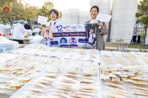 ภาพ No.193751:สาธุชนถวายภัตตาหารเป็นสังฆทาน แด่พระธรรมยาตรา ณ อนุสรณ์สถานมหาวิหารพระมงคลเทพมุนี (โลตัสแลนด์) อ.สองพี่น้อง จ.สุพรรณบุรี ในโครงการธรรมยาตรา กตัญญูบูชา มหาปูชนียาจารย์ พระมงคลเทพมุนี(สด จนฺทสโร) พระผู้ปราบมาร ปีที่ 13 วันที่ 12 มกราคม พ.ศ.2568