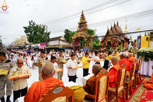 ภาพ No.146275:ตักบาตรพระ 1,384 รูป ทำบุญเมืองฝางครบรอบ 1,383 ปี ถวายเป็นพระราชกุศลแด่พระบาทสมเด็จพระเจ้าอยู่หัว เนื่องในโอกาสพระราชพิธีมหามงคล เฉลิมพระชนมพรรษา 6 รอบ 72 พรรษา วันเสาร์ที่ 27 กรกฎาคม พ.ศ.2567  ณ ถนนหน้าที่ว่าการอำเภอฝาง จ.เชียงใหม่