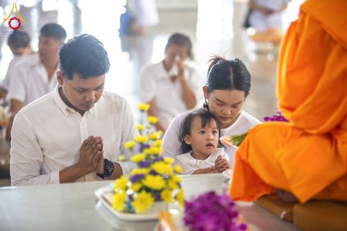 ภาพ No.133855:พิธีตักบาตร ข้าวสารอาหารแห้ง ณ บ้านแก้วเรือนทองคุณยายฯ สภาธรรมกายสากล วัดพระธรรมกาย วันอาทิตย์ต้นเดือนที่ 7 เมษายน พ.ศ. 2567