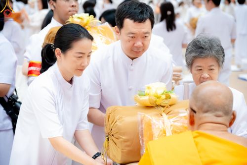 ภาพ No.180846:พิธีถวายภัตตาหารเมนูสวรรค์ และพิธีถวายอุปกรณ์กันหนาว แด่คณะพระภิกษุสามเณรวัดพระธรรมกาย วันอาทิตย์ที่ 8 ธันวาคม พ.ศ.2567 ณ สภาธรรมกายสากล วัดพระธรรมกาย