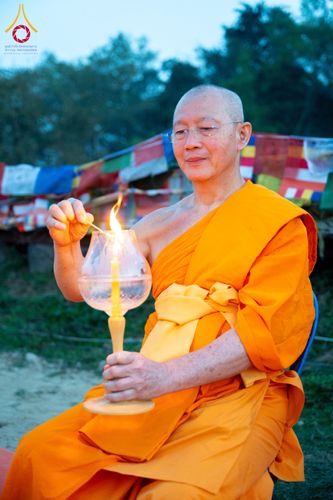 ภาพ No.132377:พิธีจุดโคมประทีปถวายเป็นพุทธบูชา ในโครงการบรรพชา 1,250 รูป ณ แดนประสูติ สวนลุมพินี ประเทศเนปาล วันที่ 17 มีนาคม พ.ศ. 2567