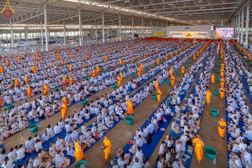 ภาพ No.222009:วันที่ 4 พฤษภาคม พ.ศ. 2568 พิธีตักบาตร เนื่องในวันอาทิตย์ต้นเดือน ณ บ้านแก้วเรือนทองคุณยายฯ วัดพระธรรมกาย