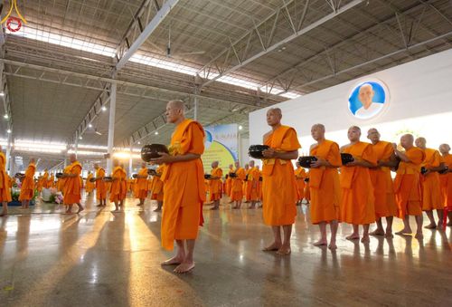 ภาพ No.207266:พิธีตักบาตร และปฏิบัติธรรมช่วงสาย ในวันมาฆบูชา วันพุธที่ 12 กุมภาพันธ์ พ.ศ. 2568 ณ วัดพระธรรมกาย จังหวัดปทุมธานี