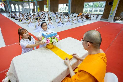 ภาพ No.249106:วันที่ 26-28 กันยายน พ.ศ. 2568 โครงการอบรม อุบาสกแก้ว อุบาสิกาแก้ว รุ่นที่ 3  ณ ศูนย์ปฏิบัติธรรมสมุทรปราการ ได้รับความเมตตาจากคณะสงฆ์ในพื้นที่  รวมถึงผู้บริหารสถานศึกษา ที่นำนักเรียนระดับมัธยมปลาย  มารับฟังข้อมูลเพื่อที่จะเป็นกำลังสำคัญ ในการเข้าร่วมขบวน