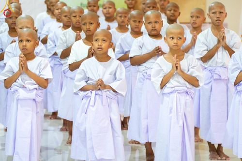 ภาพ No.59154:พิธีปลงผมและแห่นาคธรรมทายาท ในโครงการบรรพชาสามเณร ภาคฤดูร้อน เฉลิมพระเกียรติพระบาทสมเด็จพระเจ้าอยู่หัว เนื่องในโอกาส  พระราชพิธีมหามงคลเฉลิมพระชนมพรรษา 6 รอบ  ปลงผมนาคในวันที่ 21 เมษายน พ.ศ 2567 ณ วัดกลางธนรินทร์ (ธรรมอุทยานบ้านแป้ง)