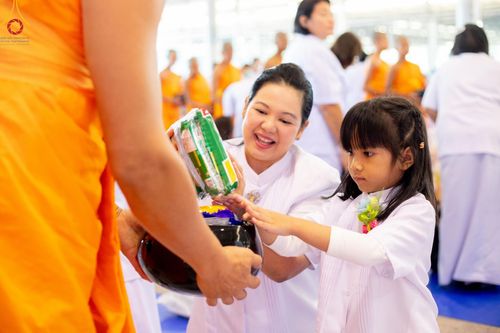 ภาพ No.177609:พิธีตักบาตรและพิธีบูชาข้าวพระ ในวันอาทิตย์ต้นเดือนที่ 1 ธันวาคม พ.ศ. 2567 ณ สภาธรรมกายสากล วัดพระธรรมกาย