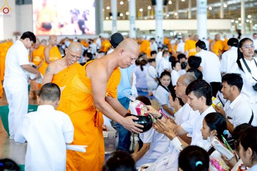 ภาพ No.243511:วันที่ 7 กันยายน พ.ศ. 2568 พิธีตักบาตร ข้าวสารอาหารแห้ง ในวันครูผู้ค้นพบวิชชาธรรมกาย ณ บ้านแก้วเรือนทองคุณยายฯ สภาธรรมกายสากล วัดพระธรรมกาย