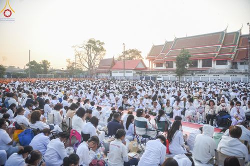 ภาพ No.197672:พิธีตักบาตรพระธรรมยาตรา ณ อนุสรณ์สถานลำดับที่ 4 สถานที่เกิดด้วยกายธรรม วัดโบสถ์(บน) ต.บางคูเวียง จ.นนทบุรี ในโครงการธรรมยาตรา กตัญญูบูชา มหาปูชนียาจารย์ พระมงคลเทพมุนี(สด จนฺทสโร) พระผู้ปราบมาร อนุสรณ์สถาน 7 แห่ง ปีที่ 13 วันที่ 19 มกราคม พ.ศ. 2568