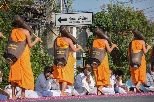 ภาพ No.193291:พิธีต้อนรับพระธรรมยาตรา ณ อนุสรณ์สถาน สถานที่เกิดในเพศสมณะ วัดสองพี่น้อง อำเภอสองพี่น้อง จังหวัดสุพรรณบุรี ในโครงการธรรมยาตรา กตัญญูบูชา มหาปูชนียาจารย์ พระมงคลเทพมุนี(สด จนฺทสโร) พระผู้ปราบมาร อนุสรณ์สถาน 7 แห่ง ปีที่ 13 วันที่ 11 มกราคม พ.ศ. 2568