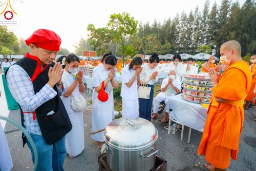 ภาพ No.110723:พิธีถวายภัตตาหารเป็นสังฆทาน แด่คณะพระธรรมยาตราฯ ในโครงการธรรมยาตรากตัญญูบูชา มหาปูชนียาจารย์ พระมงคลเทพมุนี(สด จนฺทสโร) พระผู้ปราบมาร อนุสรณ์สถาน 7 แห่ง ปีที่ 12 วันที่ 12 มกราคม พ.ศ. 2567 ณ อนุสรณ์สถานมหาวิหารพระมงคลเทพมุนี(โลตัสแลนด์) อ.สองพี่น้อง จ.สุ