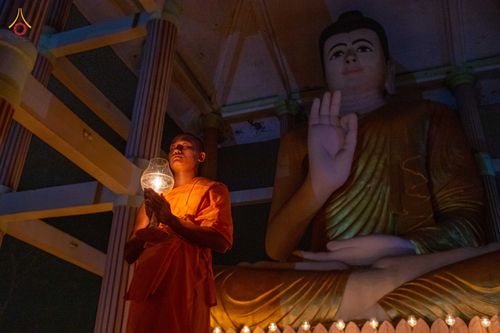 ภาพ No.76589:คณะสงฆ์และสามเณรบังกลาเทศ ปฎิบัติธรรมและจุดโคมประทีปถวายเป็นพุทธบูชา วันที่ 17 กุมภาพันธ์ พ.ศ. 2566