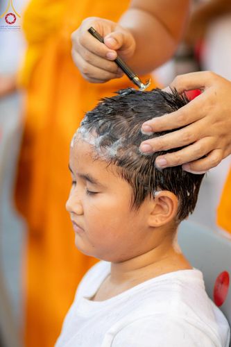 ภาพ No.132933:พิธีตัดปอยผม โครงการหน่อแก้วเปรียญธรรม รุ่นที่ 12 ณ ค่ายจองแชมป์ หมู่กฏิสามเณรเปรียญธรรม วัดพระธรรมกาย วันอาทิตย์ที่ 31 มีนาคม พ.ศ. 2567