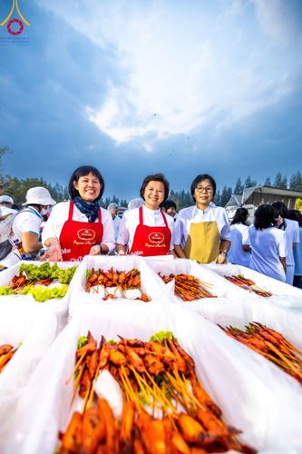 ภาพ No.111882:พิธีถวายภัตตาหารเป็นสังฆทาน แด่คณะพระธรรมยาตราฯ ในโครงการธรรมยาตรา กตัญญูบูชา มหาปูชนียาจารย์ พระมงคลเทพมุนี(สด จนฺทสโร) พระผู้ปราบมาร อนุสรณ์สถาน 7 แห่ง ปีที่ 12 วันที่ 14 มกราคม พ.ศ. 2567 ณ อนุสรณ์สถานมหาวิหารพระมงคลเทพมุนี  (โลตัสแลนด์) อ.สองพี่น้อง จ
