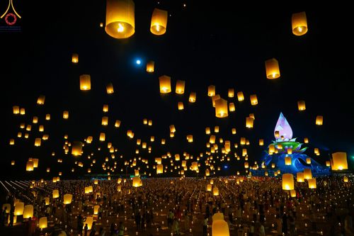 ภาพ No.175980:พิธีจุดประทีปโคมลาน, โคมลอยและลอยกระทง ถวายประทีปเป็นพุทธบูชา สร้างความสว่างไสวให้กับแผ่นดินด้วยแสงธรรม วันที่ 15 พฤศจิกายน พ.ศ. 2567 ณ พุทธอุทยานนานาชาติ อ.โพนพิสัย จ.หนองคาย