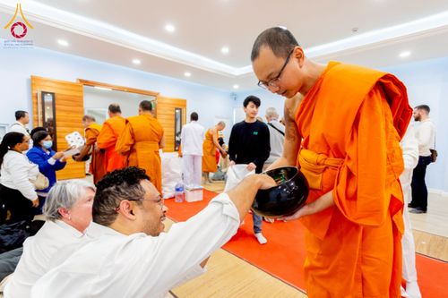 ภาพ No.233317:วันอาทิตย์ที่ 6 กรกฎาคม พ.ศ. 2568 พิธีถวายมหาสังฆทานแด่คณะสงฆ์ทั่วโลกและพิธีตักบาตรเนื่องในวันเข้าพรรษา  ณ วัดพุทธเคปทาวน์ ประเทศแอฟริกาใต้