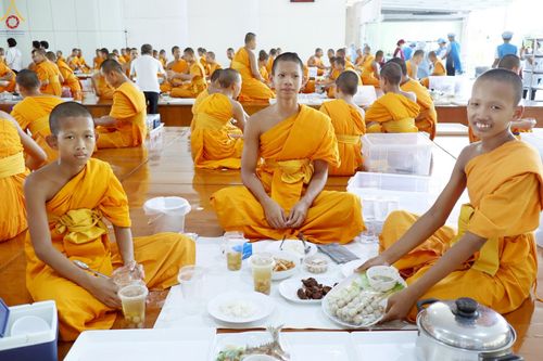 ภาพ No.231932:วันที่ 5 กรกฎาคม พ.ศ. 2568 พิธีถวายภัตตาหารเมนูสวรรค์ เพื่อการบรรลุธรรม ณ หอฉันคุณยายอาจารย์ฯ วัดพระธรรมกาย