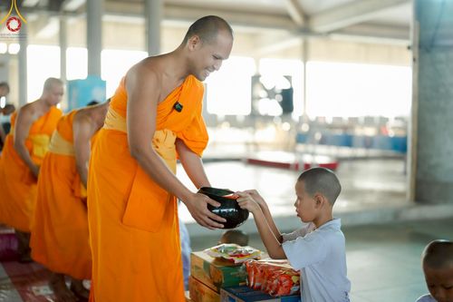 ภาพ No.214625:วันศุกร์ที่ 4 เมษายน พ.ศ.2568 นาคธรรมทายาทตักบาตรพระพี่เลี้ยง ในโครงการบรรพชาสามเณร ฟื้นฟูพระพุทธศาสนาทั่วไทย ณ วิหารคด 22 วัดพระธรรมกาย