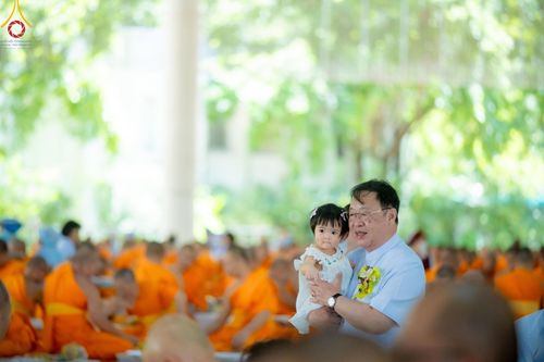 ภาพ No.147782:พิธีถวายภัตตาหารเมนูสวรรค์ ในพรรษาแห่งการเข้าถึงธรรม วันเสาร์ที่ 10 สิงหาคม พ.ศ. 2567 ณ หอฉันคุณยายอาจารย์ฯ วัดพระธรรมกาย