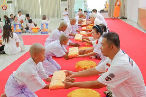 ภาพ No.216220:วันเสาร์ที่ 5 เมษายน พ.ศ. 2568 พิธีตัดปอยผม พิธีขอขมาผู้ปกครอง พิธีขอขมามอบผ้าไตร พิธีบรรพชา พิธีถวายบาตรสามเณร ณ ศูนย์ปฏิบัติธรรมและศูนย์อบรมเยาวชนเพชรบุรี ต.ท่าแลง อ.ท่ายาง จ.เพชรบุรี