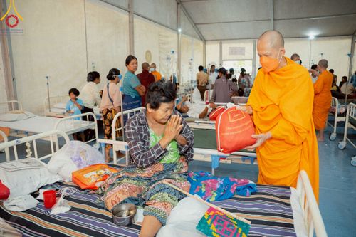 ภาพ No.220338:วันที่ 17 เมษายน พ.ศ. 2568 ผู้แทนวัดพระธรรมกาย ลงพื้นที่เยียวยา ซับน้ำตาเหยื่อแผ่นดินไหวมัณฑะเลย์