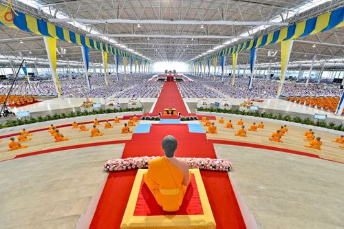 ภาพ No.89480:พิธีตักบาตร ข้าวสารอาหารแห้ง พิธีบูชาข้าวพระ และพิธีจุดเทียนใจ ไฟนิรันดร์  อนันตชัย ณ สภาธรรมกายสากล วัดพระธรรมกาย วันอาทิตย์ที่ 1 ตุลาคม พ.ศ. 2566