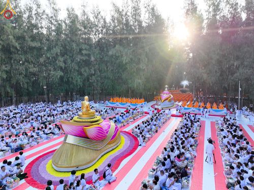 ภาพ No.107409:พิธีตักบาตรพระธรรมยาตราฯ ในโครงการธรรมยาตรากตัญญูบูชา มหาปูชนียาจารย์ พระมงคลเทพมุนี(สด จนฺทสโร) พระผู้ปราบมาร ปีที่ 12 ณ อนุสรณ์สถานมหาวิหารพระมงคลเทพมุนี อ.สองพี่น้อง จ.สุพรรณบุรี วันที่ 7 มกราคม พ.ศ. 2567