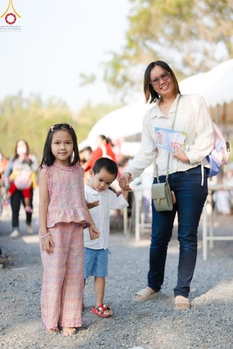 ภาพ No.193898:วัดพระธรรมกาย จัดงานวันเด็กแห่งชาติ ประจำปี พ.ศ.2568 ออกร้านอาหาร 200 ร้าน มอบของขวัญหลายหมื่นชิ้น วันที่ 12 มกราคม พ.ศ. 2568 วัดพระธรรมกาย อ.คลองหลวง จ.ปทุมธานี