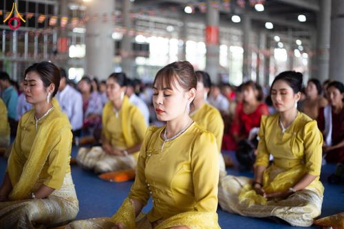 ภาพ No.143709:พิธีถวายผ้าไตร, สวดธรรมจักร, ปฏิบัติธรรม และฟังแสดงพระธรรมเทศนา ภาษาเมียนมา โดยมีสาธุชนชาวเมียนมากว่า 4,000 คน เข้าร่วมพิธี ณ มหารัตนวิหารคด วัดพระธรรมกาย วันอาทิตย์ที่ 7 กรกฎาคม พ.ศ. 2567