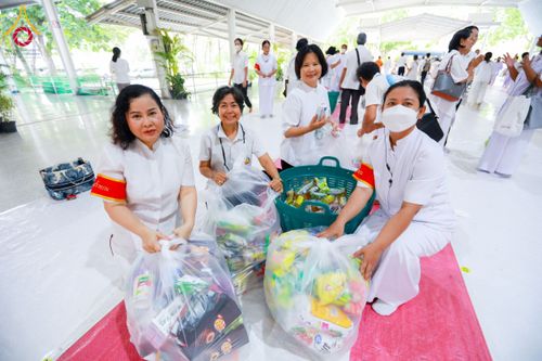 ภาพ No.61291:พิธีตักบาตรฉลองพระใหม่ รุ่นบูชาธรรมโครงการ 1-2 โครงการบรรพชาอุปสมบทหมู่ธรรมทายาท บูชาธรรมหลวงพ่อธัมมชโย 80 ปี ณ โถงช้างสำนักงานใหญ่ วัดพระธรรมกาย วันที่ 20 เมษายน พ.ศ. 2567