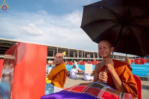 ภาพ No.221593:วันอังคารที่ 22 เมษายน พ.ศ. 2568 ภาพพิธีถวายมหาสังฆทานคณะสงฆ์ 40,000 กว่าวัดทั่วประเทศ เนื่องในวันคุ้มครองโลก ชุดที่ 2 (ปลื้มให้สมการรอคอย) ณ ลานธรรมพระมหาธรรมกายเจดีย์ วัดพระธรรมกาย