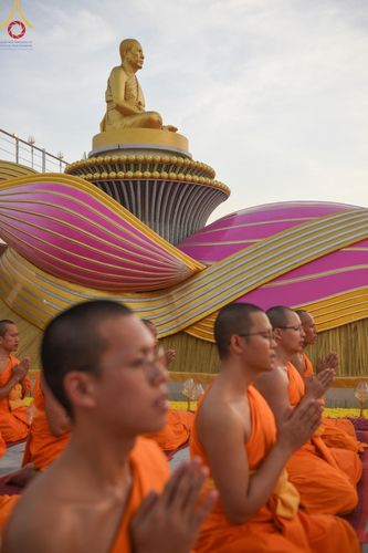 ภาพ No.201604:พิธีจุดประทีปถวายเป็นพุทธบูชา และบูชาธรรมมหาปูชนียาจารย์ ณ อาคารธรรมยาตรา กตัญญูบูชามหาปูชนียาจารย์ ตรงข้ามวัดปากน้ำภาษีเจริญ จ.กรุงเทพมหานคร ในโครงการธรรมยาตรา กตัญญูบูชา มหาปูชนียาจารย์ พระมงคลเทพมุนี(สด จนฺทสโร) พระผู้ปราบมาร อนุสรณ์สถาน 7 แห่ง