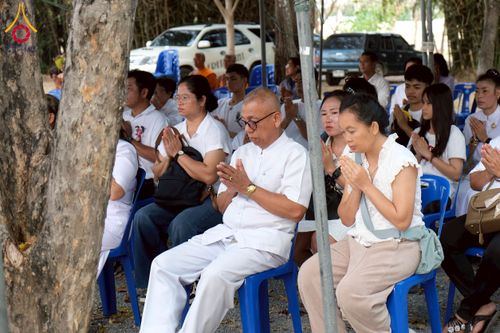 ภาพ No.277962:พิธีตัดปอยผมและปลงผมนาคธรรมทายาท พิธีขอขมาผู้ปกครอง ณ ศูนย์อบรมเยาวชนนครปฐม จ.นครปฐม และพิธีมอบบาตร ผ้าไตร นาคธรรมทายาท พิธีบรรพชา อุปสมบทหมู่ ณ วัดลาดหญ้าไทร จ.นครปฐม