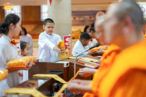 ภาพ No.169421:พิธีทอดกฐินสามัคคี เพื่อสนับสนุนการเผยแผ่พระพุทธศาสนาวิชชาธรรมกาย ณ วัดพระธรรมกายลอนดอน สหราชอาณาจักร วันอาทิตย์ที่ 20 ตุลาคม พ.ศ. 2567